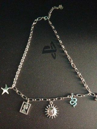 Collar plata con dijes (estrella, sol, serpiente)