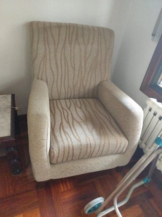 Dos sillones individuales beige