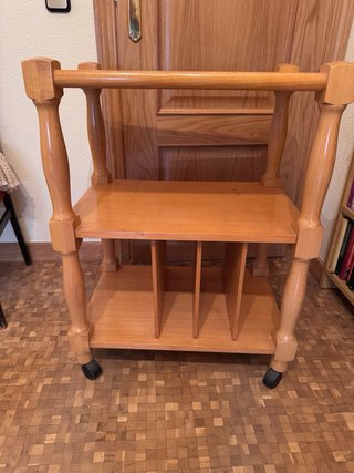 Mesa auxiliar de madera con ruedas