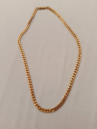 Cadena dorada tipo gargantilla