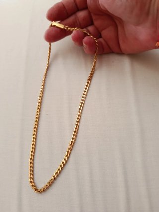 Cadena dorada tipo gargantilla