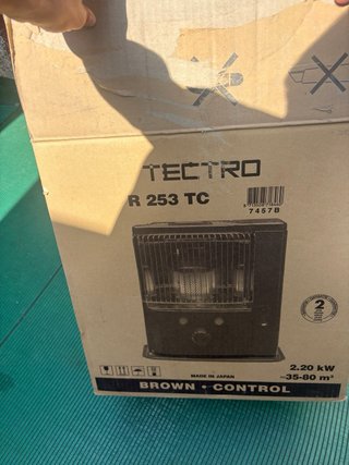 Estufa de metal y plástico marrón