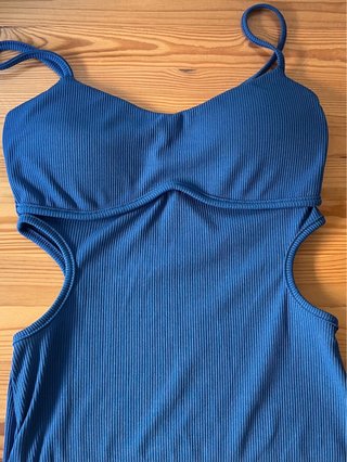 Vestido azul ajustado con tirantes