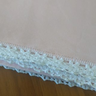 Tovaglia rosa con ricamo