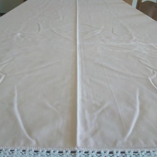 Tovaglia rosa con ricamo