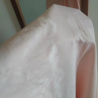 Tovaglia rosa con ricamo