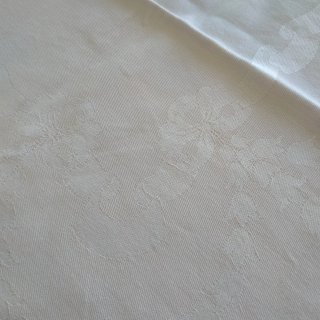 Tovaglia rosa con ricamo