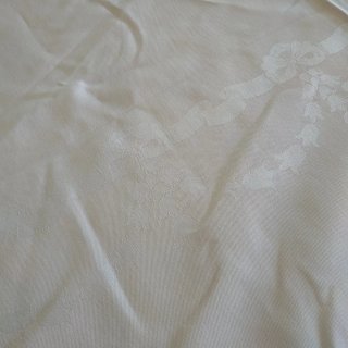Tovaglia rosa con ricamo