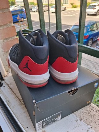 Zapatillas Jordan Negras y Rojas