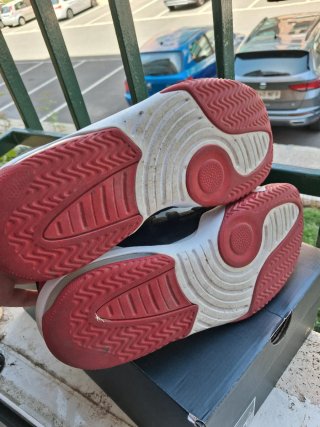 Zapatillas Jordan Negras y Rojas