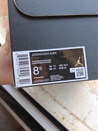 Zapatillas Jordan Negras y Rojas