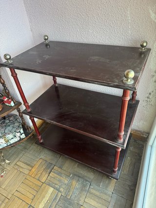 Mesa auxiliar de madera con baldas