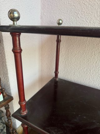 Mesa auxiliar de madera con baldas