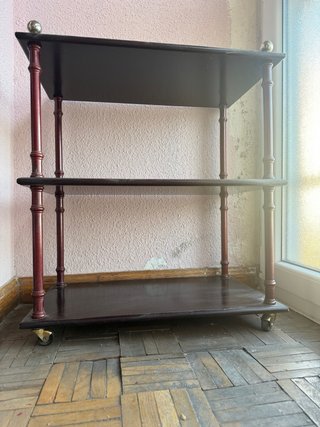 Mesa auxiliar de madera con baldas