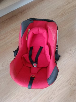 Silla de coche para bebé roja