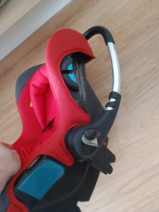 Silla de coche para bebé roja