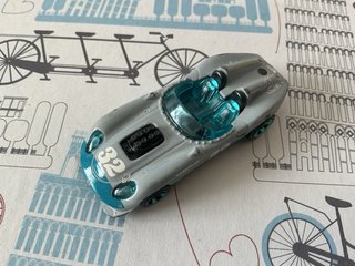 Coche y semáforo de juguete