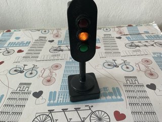 Coche y semáforo de juguete