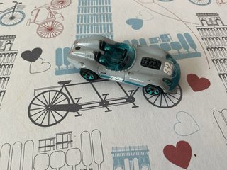 Coche y semáforo de juguete