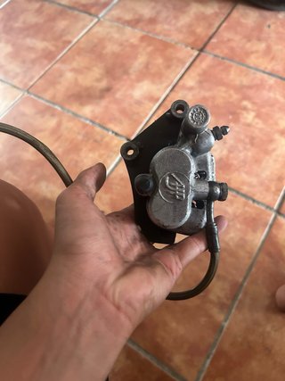 Pinza y bomba de freno AJP