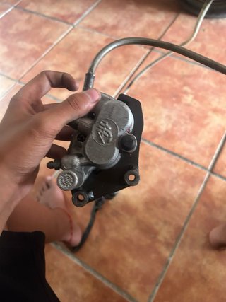Pinza y bomba de freno AJP