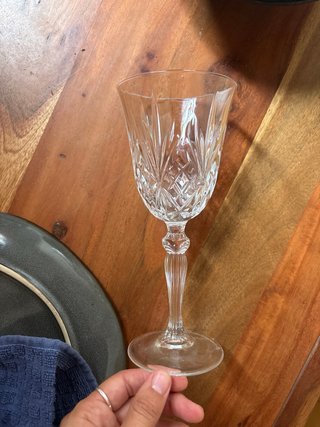 Juego de platos y copas de cerámica y cristal