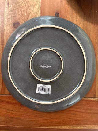 Juego de platos y copas de cerámica y cristal