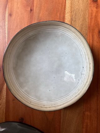 Juego de platos y copas de cerámica y cristal