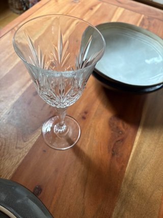 Juego de platos y copas de cerámica y cristal