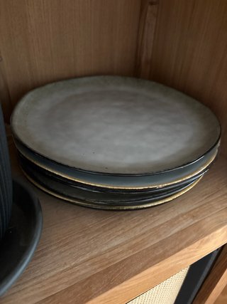 Juego de platos y copas de cerámica y cristal