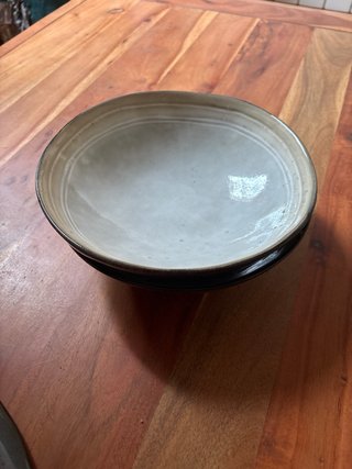 Juego de platos y copas de cerámica y cristal