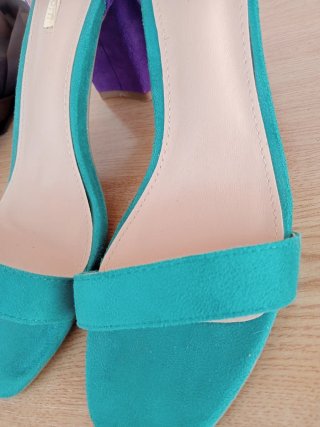 Zapatos de tacón morado, mostaza y turquesa. T.40