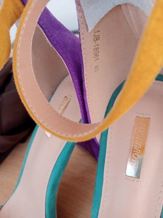 Zapatos de tacón morado, mostaza y turquesa. T.40