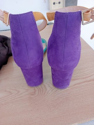Zapatos de tacón morado, mostaza y turquesa. T.40