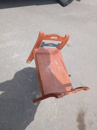 Banco descalzador de madera con brazos