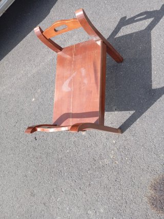 Banco descalzador de madera con brazos