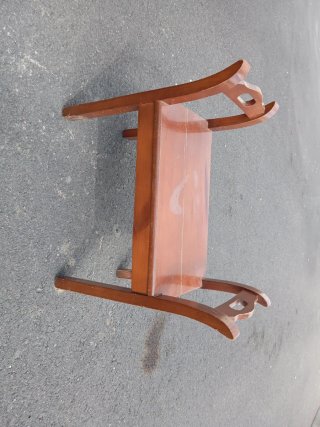 Banco descalzador de madera con brazos
