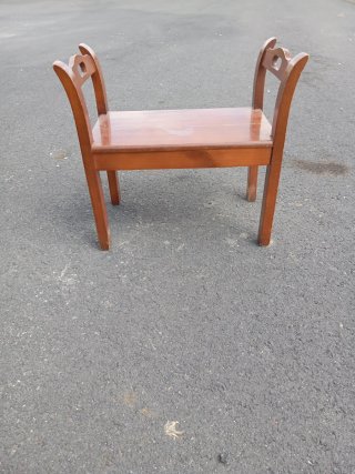 Banco descalzador de madera con brazos