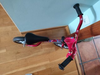 Bici de equilibrio roja
