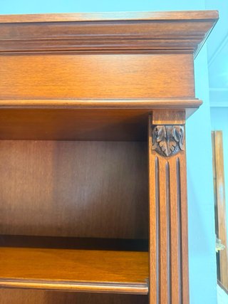 Librería de madera marrón