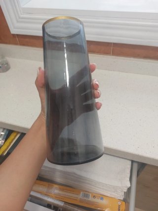 Jarrón de cristal gris con borde dorado