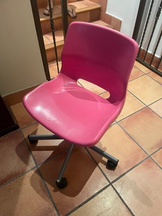 Silla de oficina rosa y gris