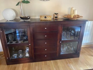 Aparador de madera con puertas de cristal