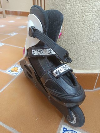 Patines en línea, casco y muñequeras.