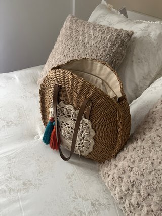 Bolso de rafia redondo con adornos