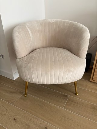Sillón individual beige y dorado