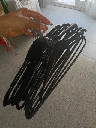 Lote de 13 perchas negras