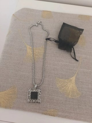 Collar Cuadrado Negro y Plateado