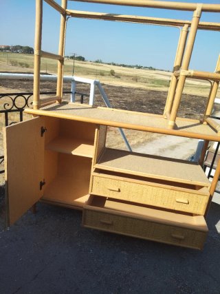 Mueble de mimbre con armario y cajones