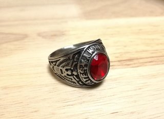 Anillo Macizo Plateado con Piedra Roja